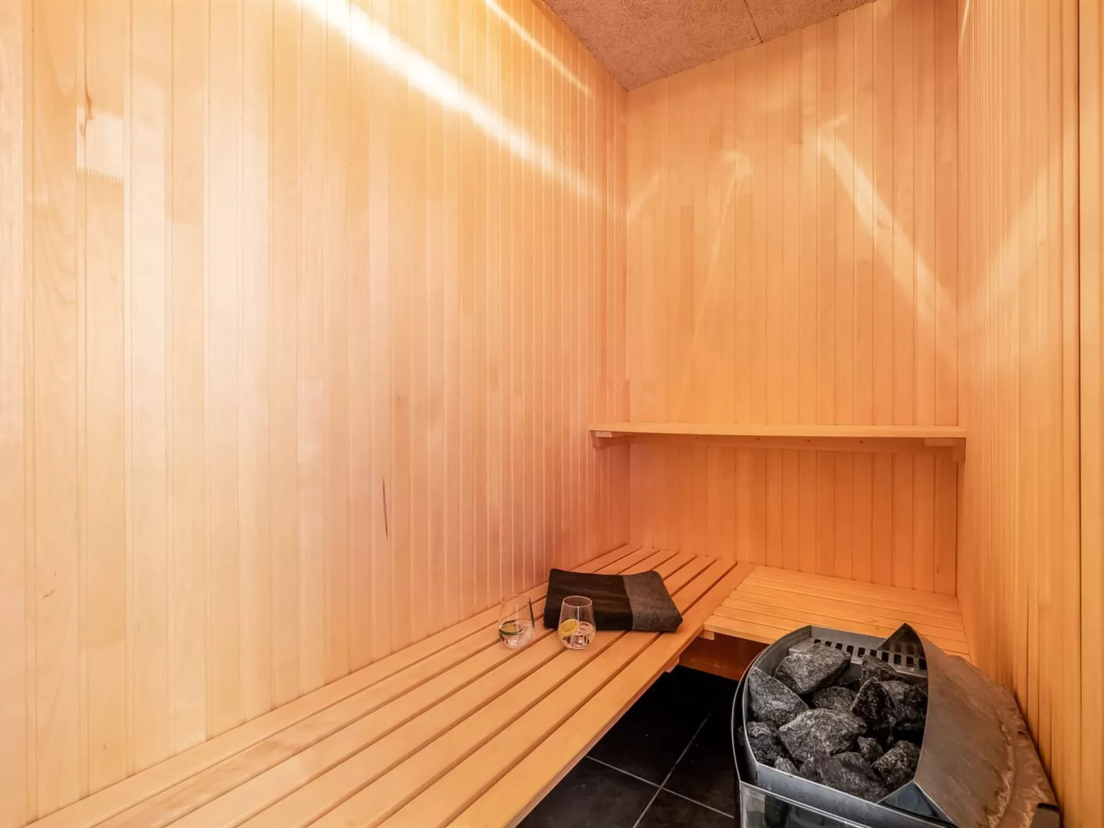 "Jarven" - 500m to the fjord-Binnen