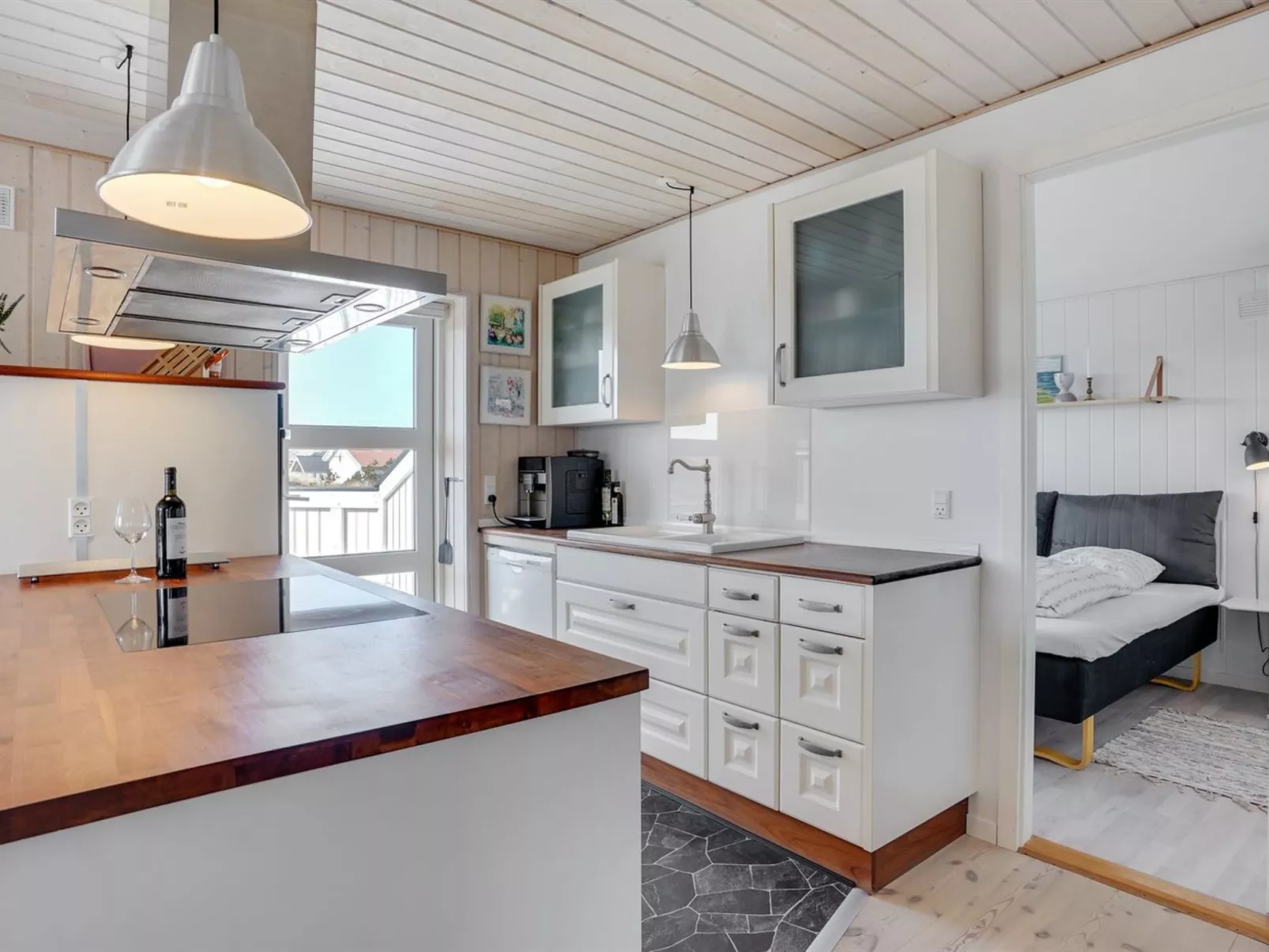 "Sotir" -  from the sea-Binnen