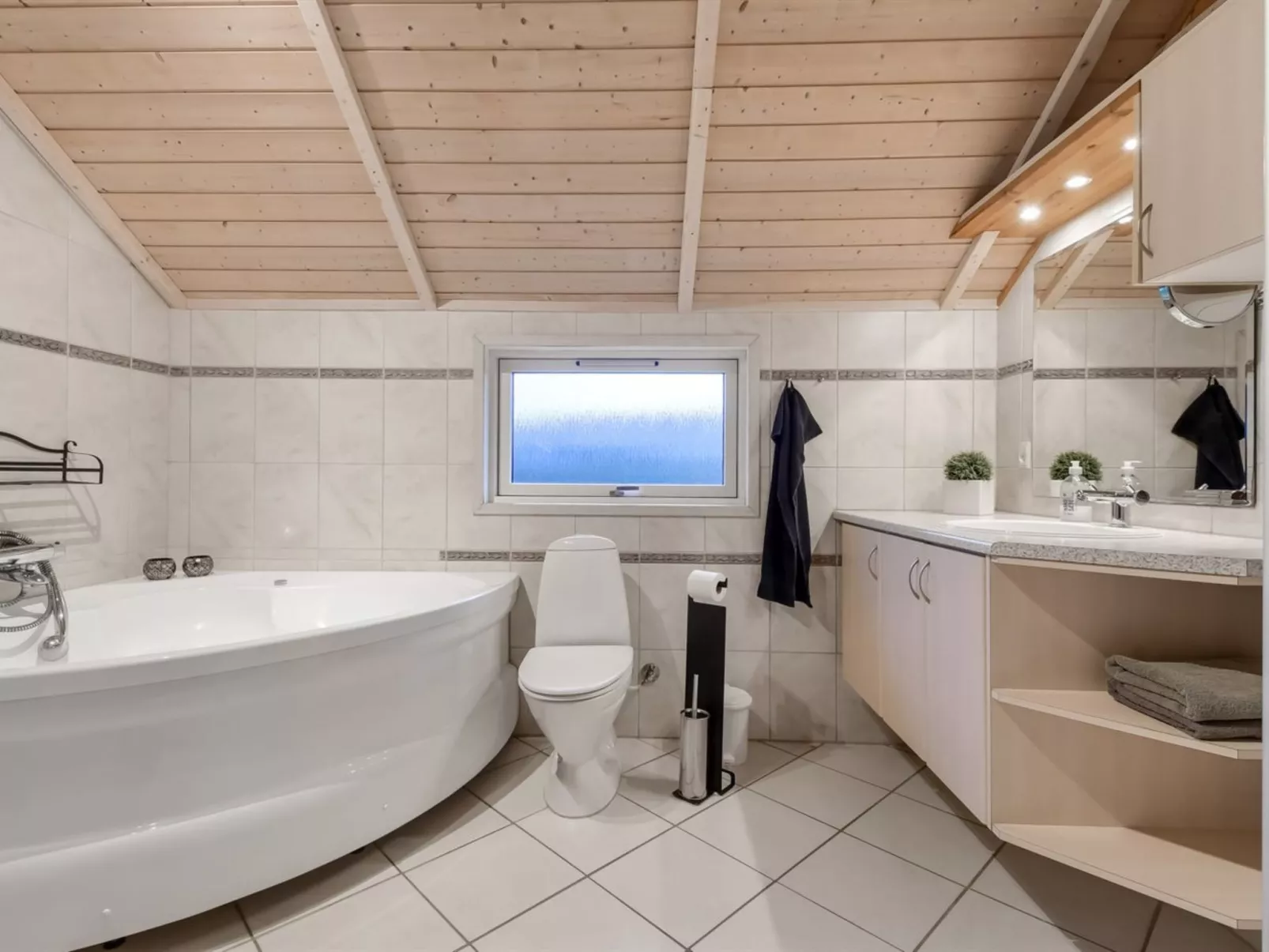 "Thit" - 1.2km to the fjord-Binnen