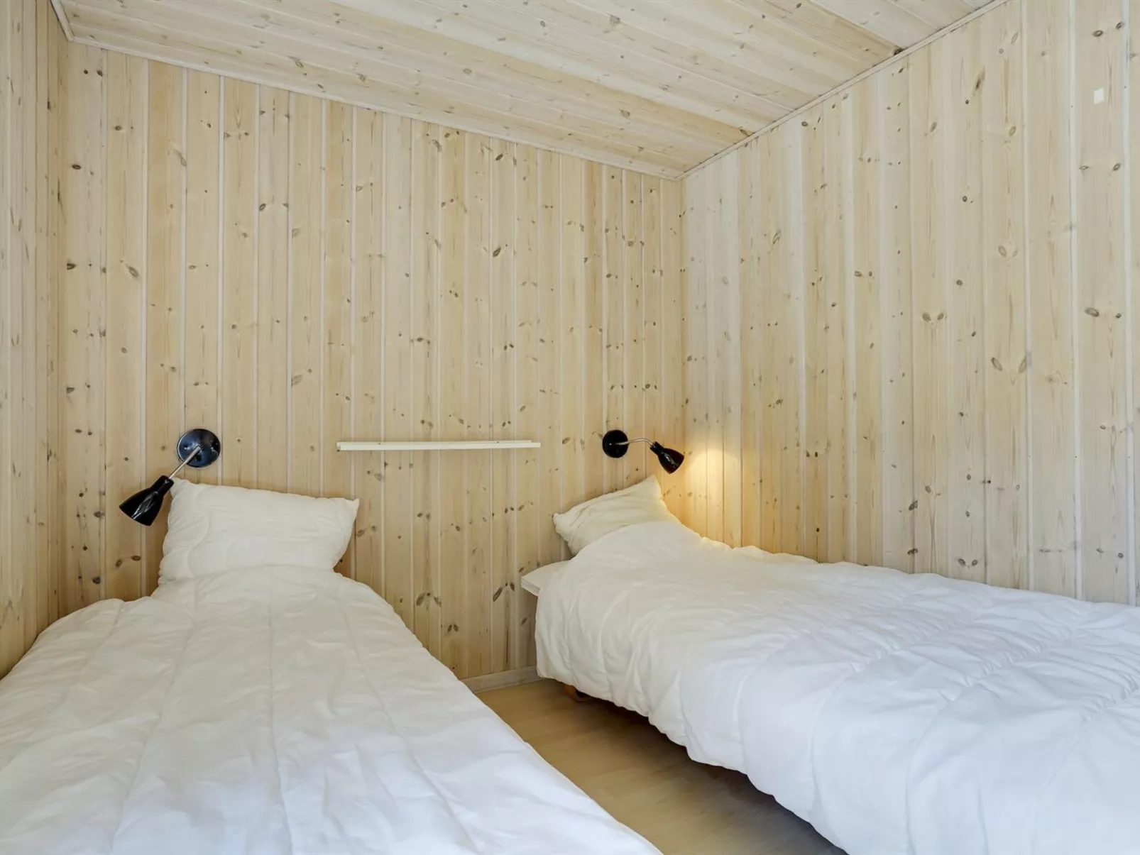 "Hughe" - 300m from the sea-Binnen