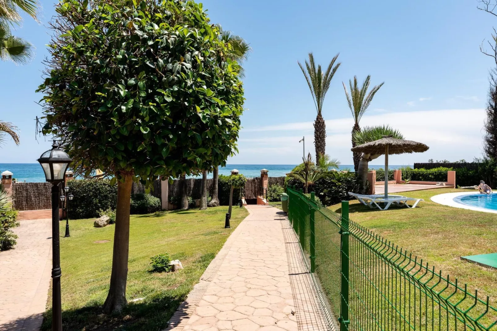 CT 240 - Beachfront Apartment -Don Juan Manilva-Tuinen zomer