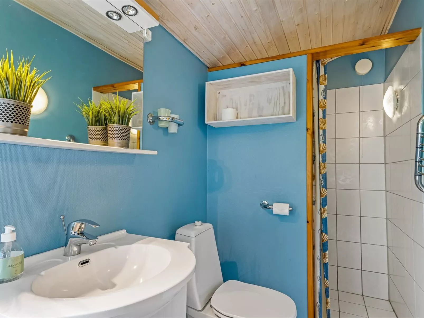 "Vemund" - 300m from the sea-Binnen