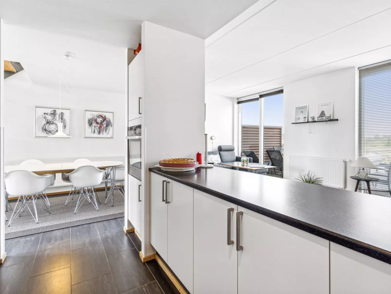 "Kimi" - 100m from the sea-Binnen