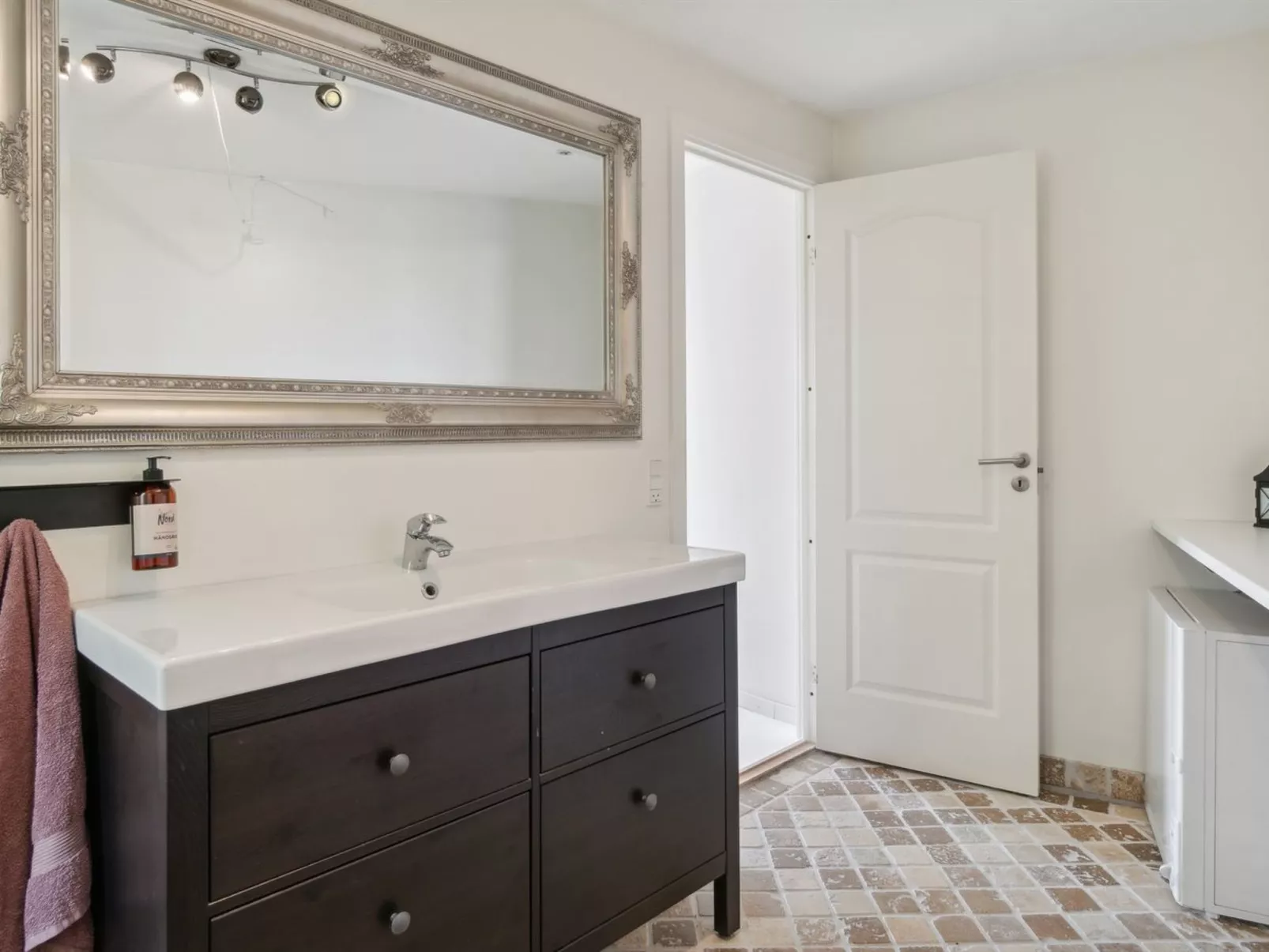 "Vemund" - 100m to the fjord-Binnen