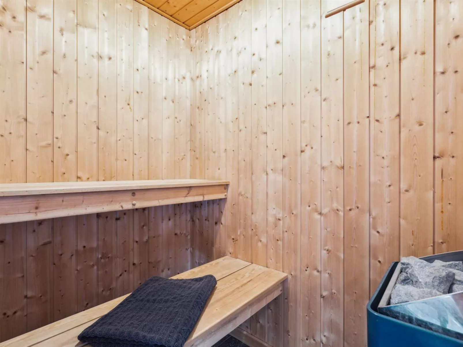 "Elif" - 30km from the sea-Binnen