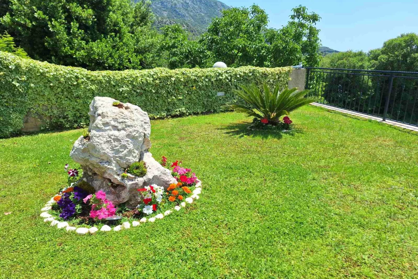 Villa Falcon Rook - Four-Bedroom Villa with Terrace and Swimming Pool-Tuinen zomer