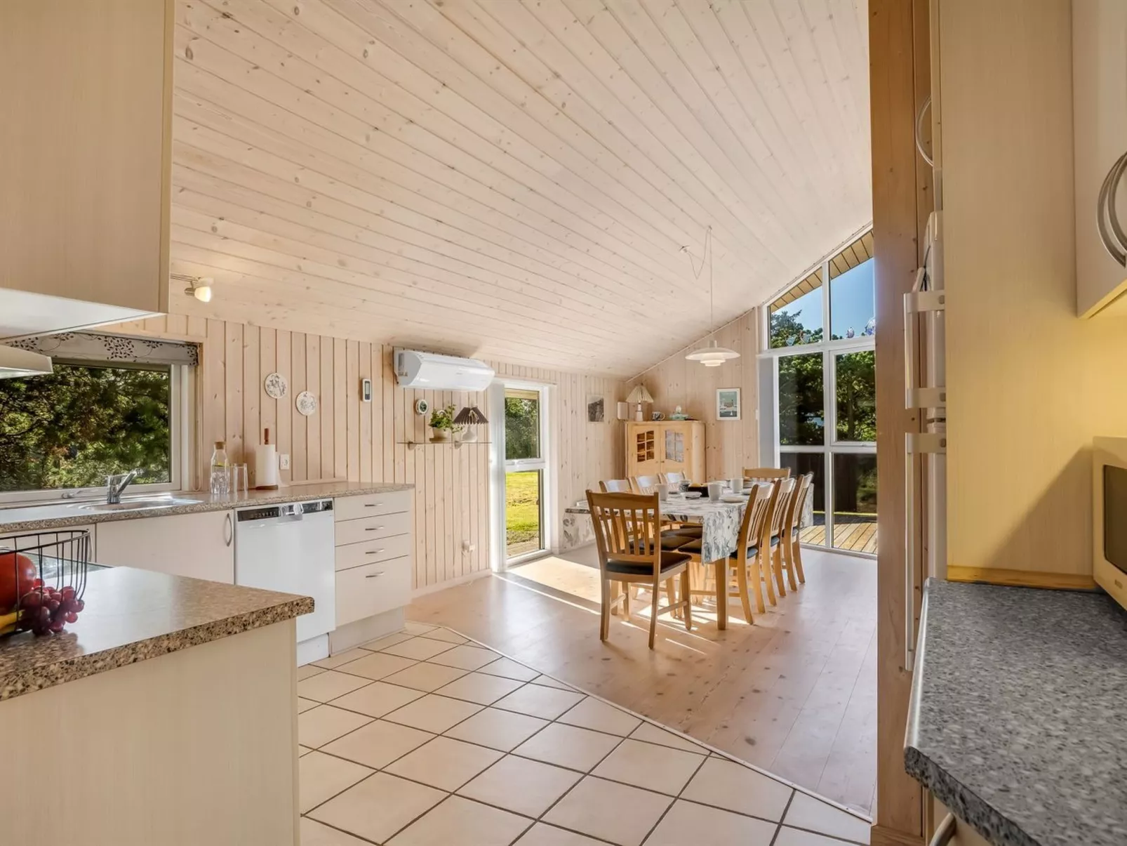 "Skrollan" - 200m to the fjord-Binnen