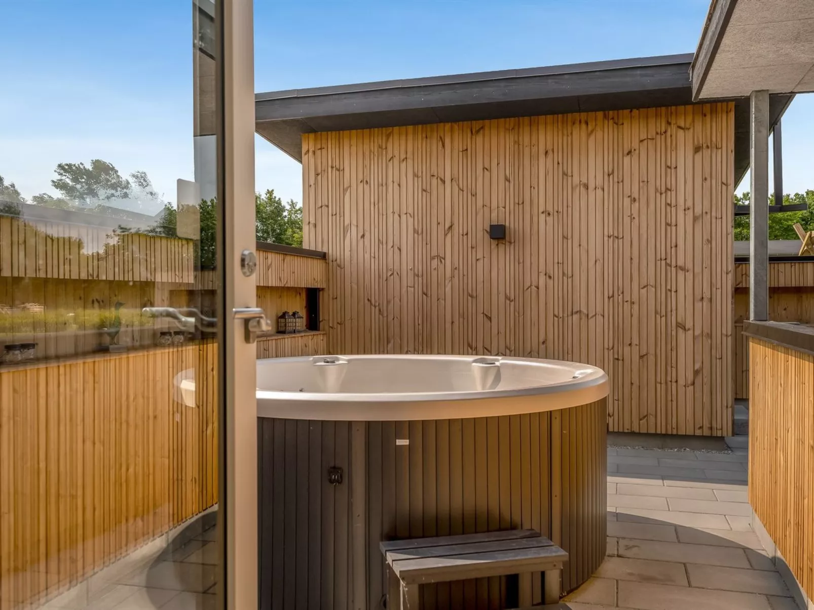 "Elevus" -  from the sea-Binnen