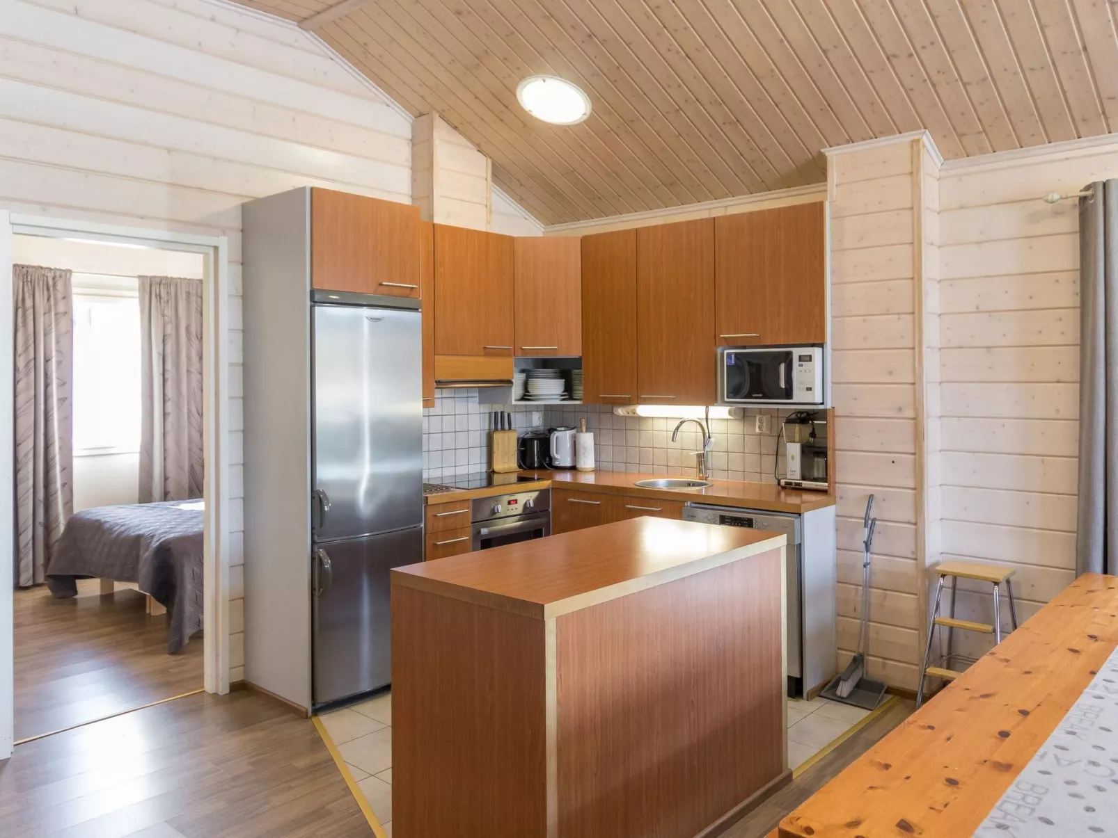 Hallan karhu b, paritalo-Binnen