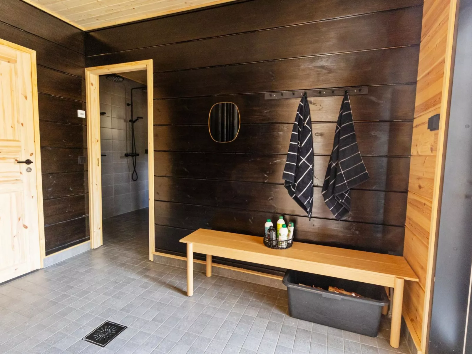 Sallan kuukkeli-Binnen