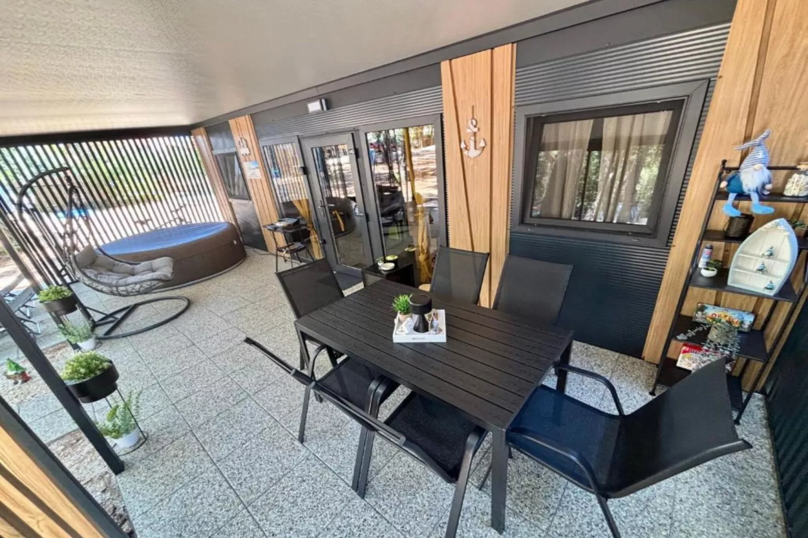 TJ Escape - Mobile Home - Mobile Home With Hot Tub And Terrace-Binnen