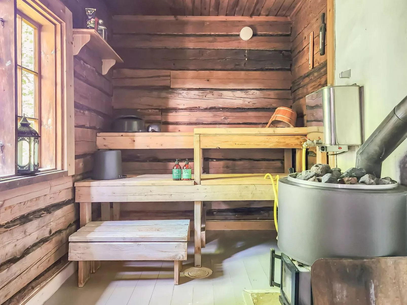 Den lilla röda stugan-Binnen