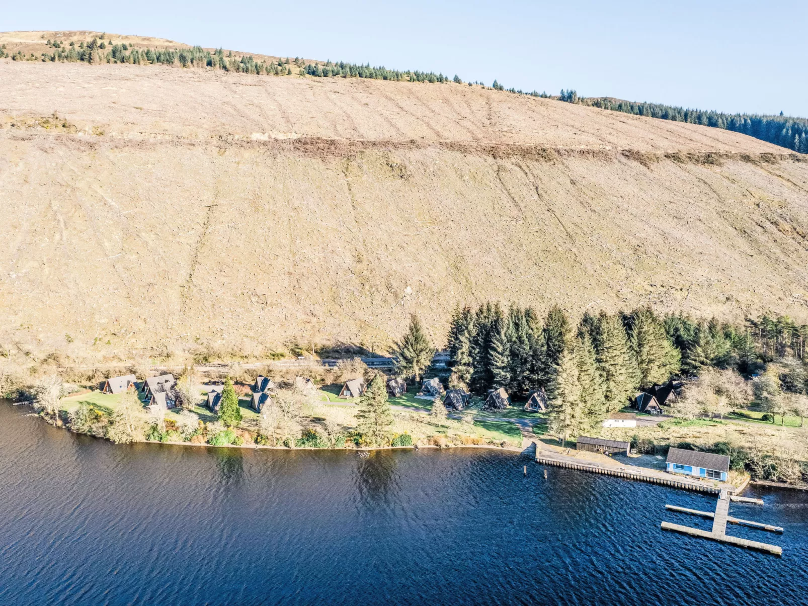 Pine Needle Lodge-Buiten