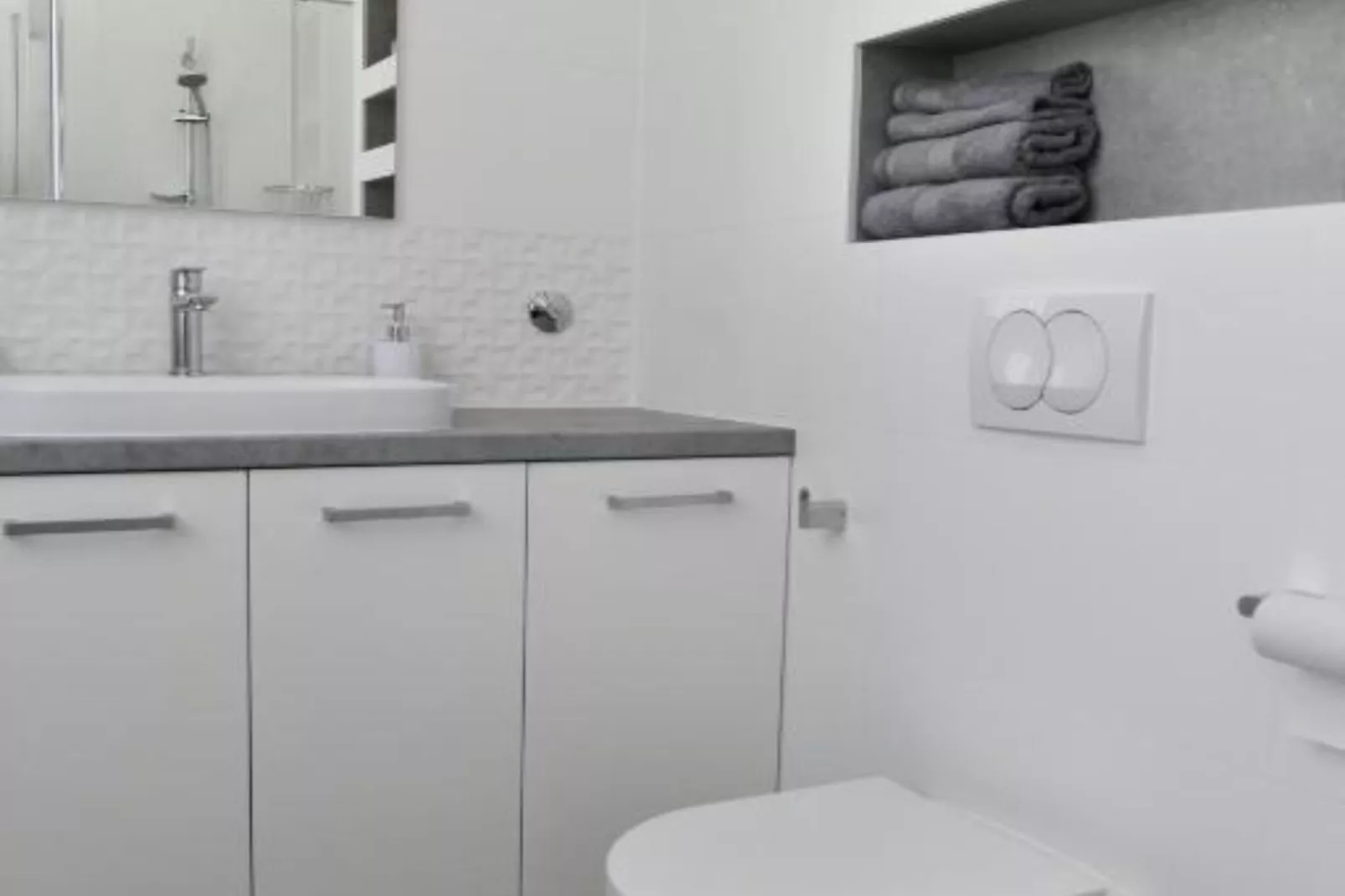 Two Bedroom Apartment with Balcony &  Garden View-Badkamer