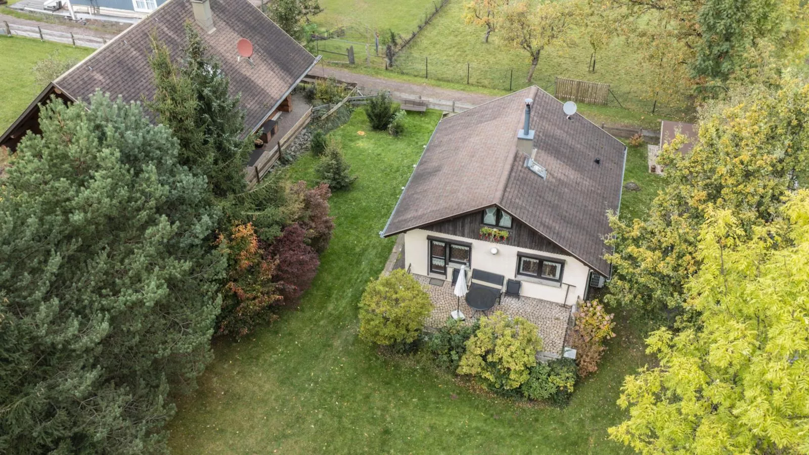 Das Haus am Wald-Buitenkant zomer