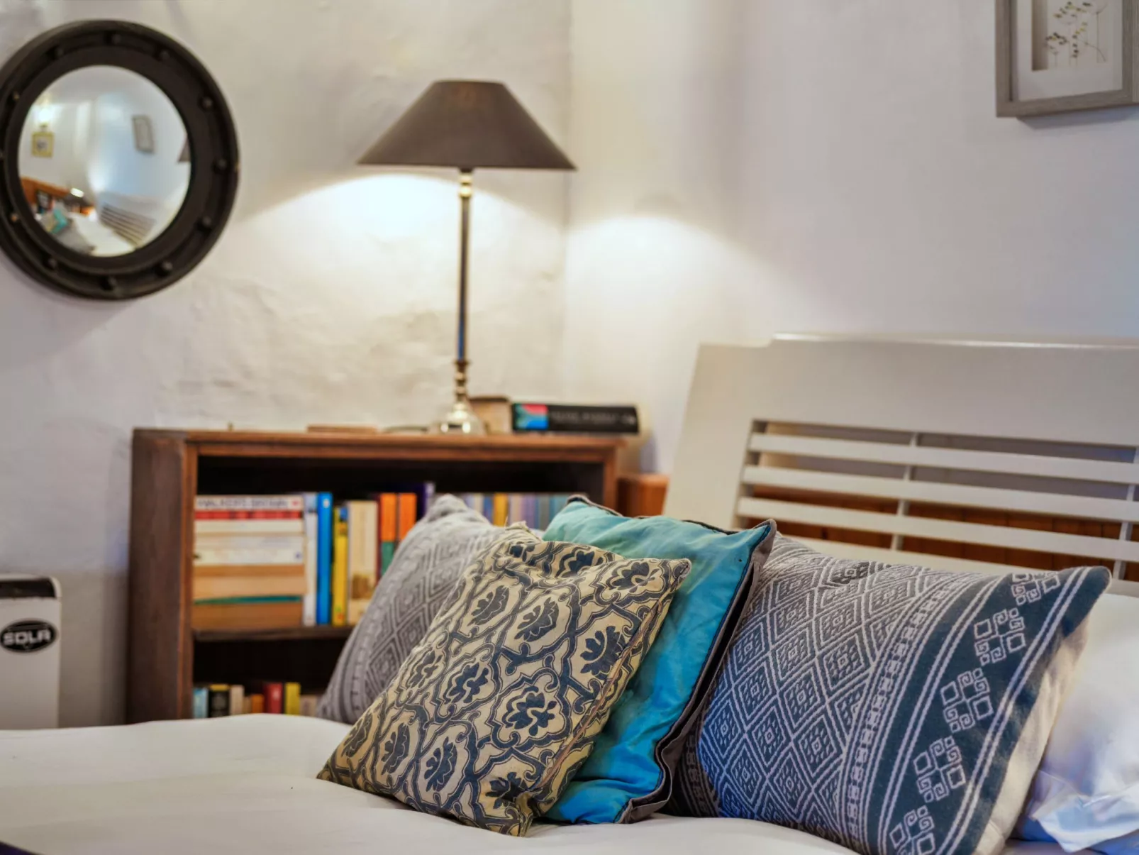 April Cottage-Binnen