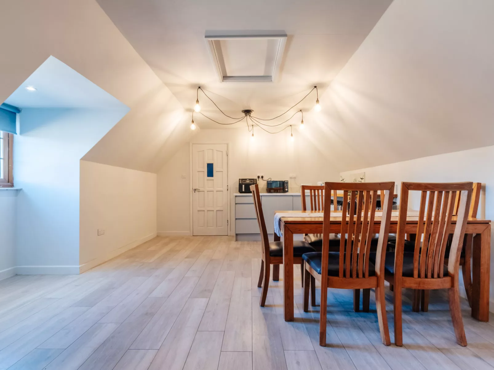 Hazel Rose Cottage-Binnen