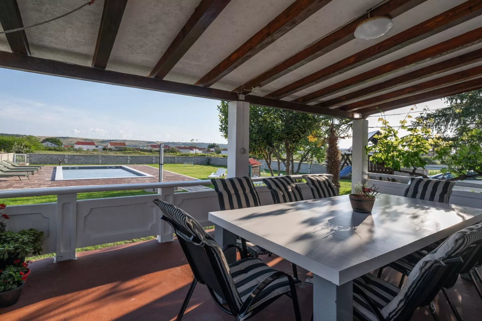 Three-Bedroom House-Buitenlucht