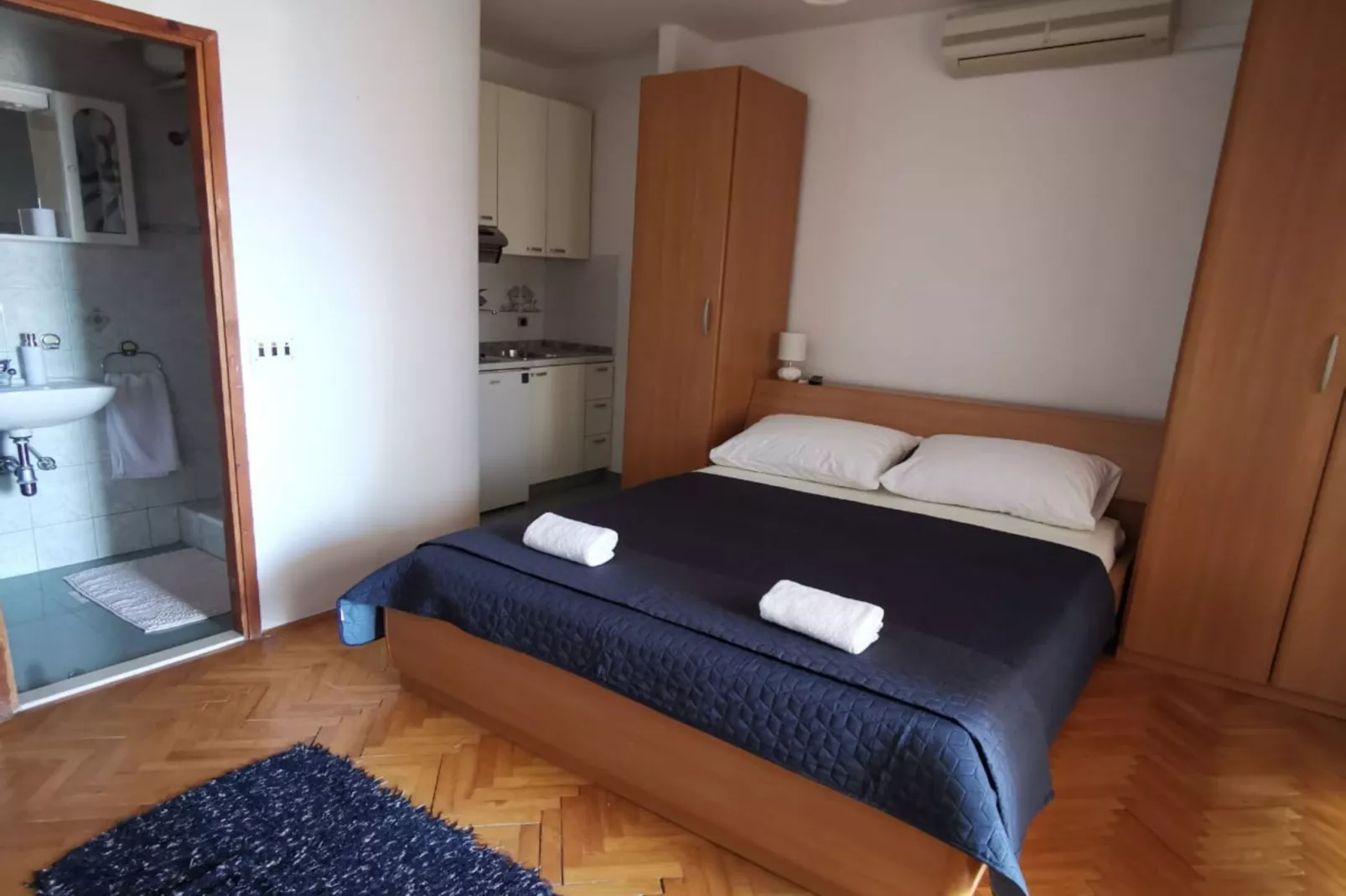 Three Bedroom Apartment with Terrace and  Sea View-Slaapkamer