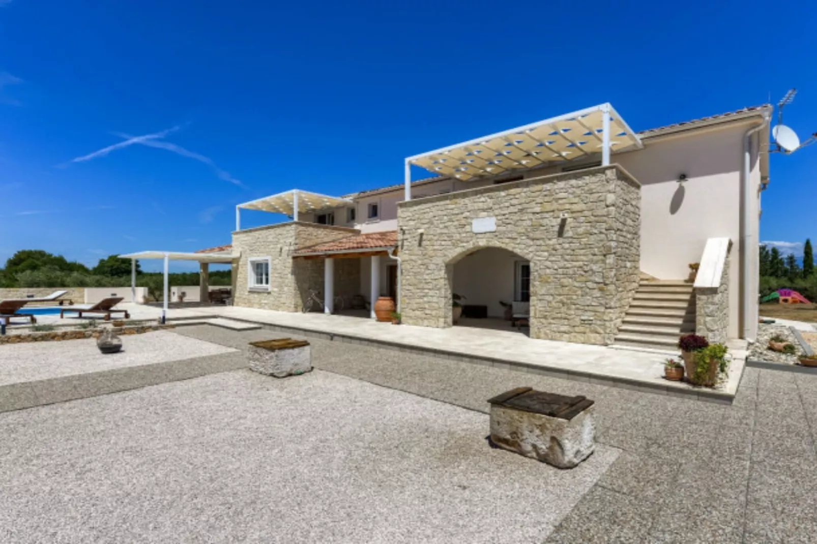 RUSTIC VILLA PEROSA WITH HEATED POOL-Buitenlucht