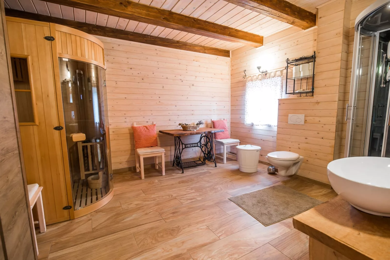 Serene Rustic Haven Holiday Home with Sauna - Two Bedroom Holiday Home with Sauna-Badkamer