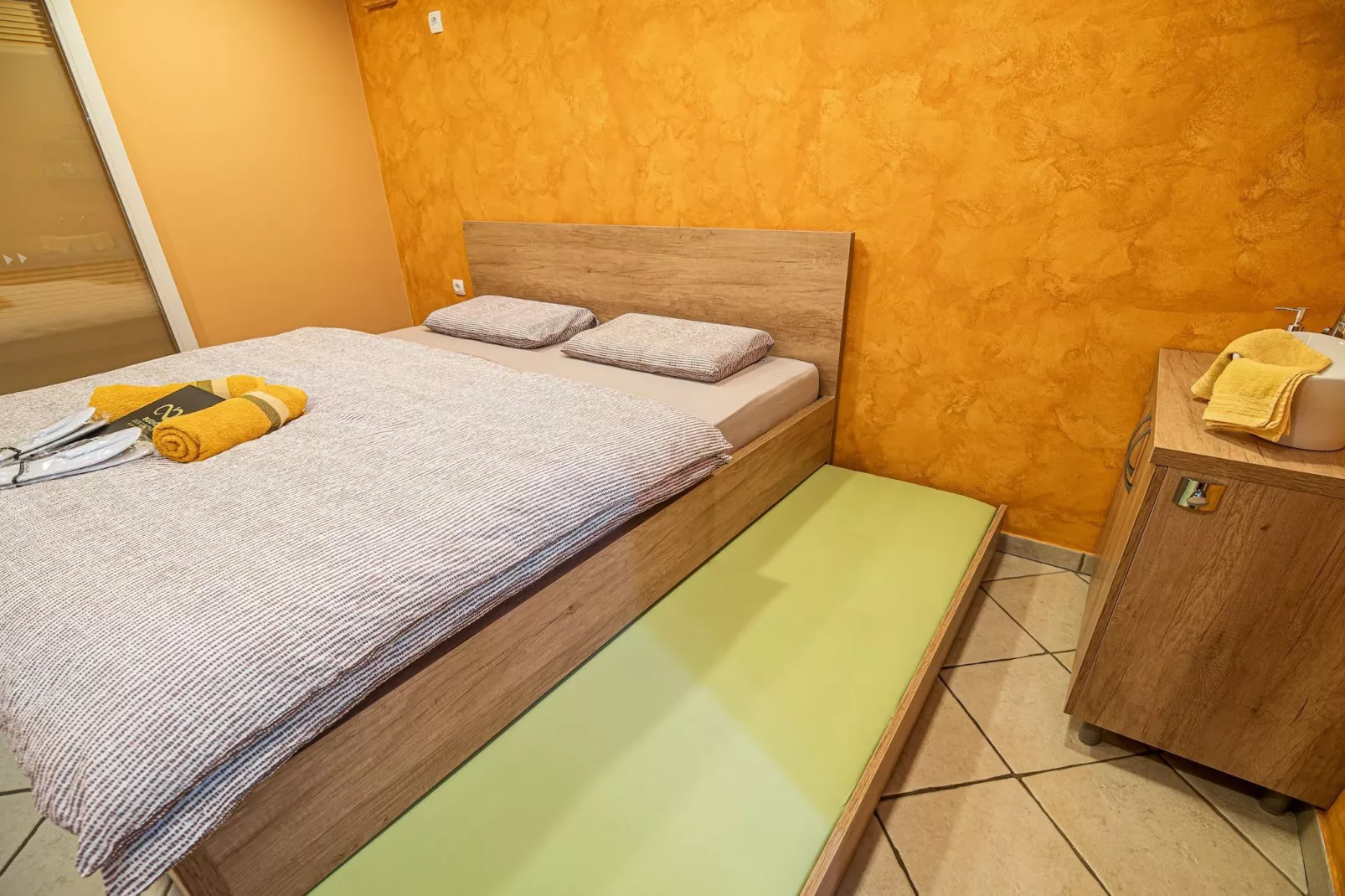 Elegant and Stylish Retreat Apartments with Terrace - Two Bedroom Apartment with Terrace-Slaapkamer