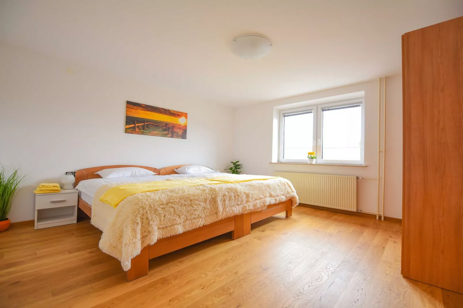 Cozy Luxe Holiday Home with Natural Thermal Bath - Seven Bedroom Holiday Home-Slaapkamer