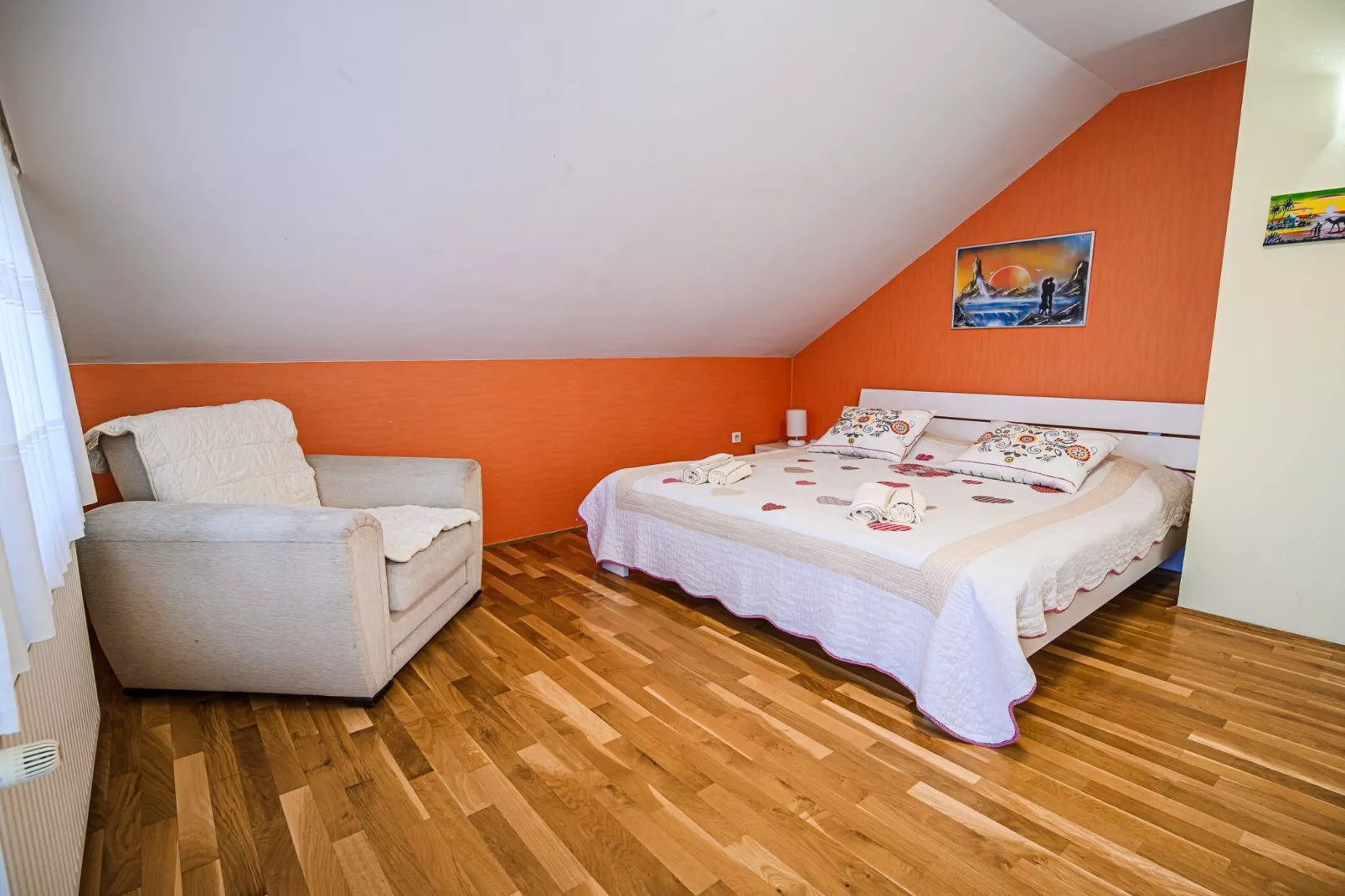 Stunning Rural Holiday Home with Garden and BBQ -  Four Bedroom Holiday Home-Slaapkamer