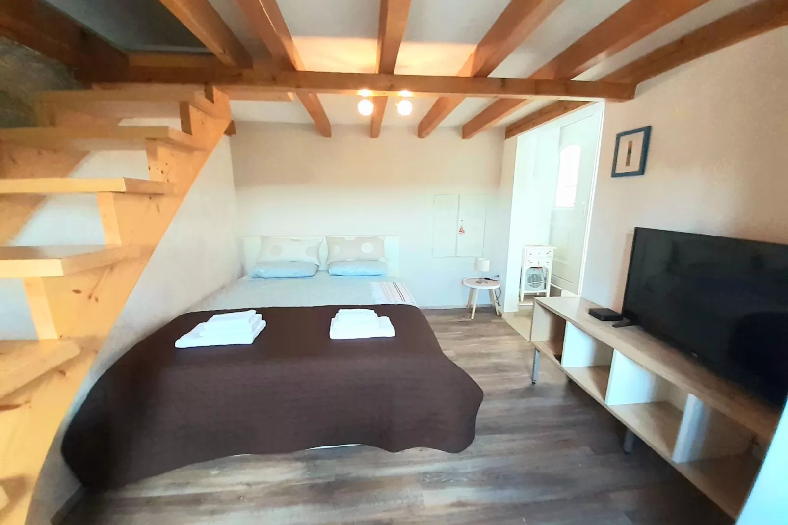 Secluded Authentic Apartment with Terrace - Studio Apartment with Terrace-Slaapkamer