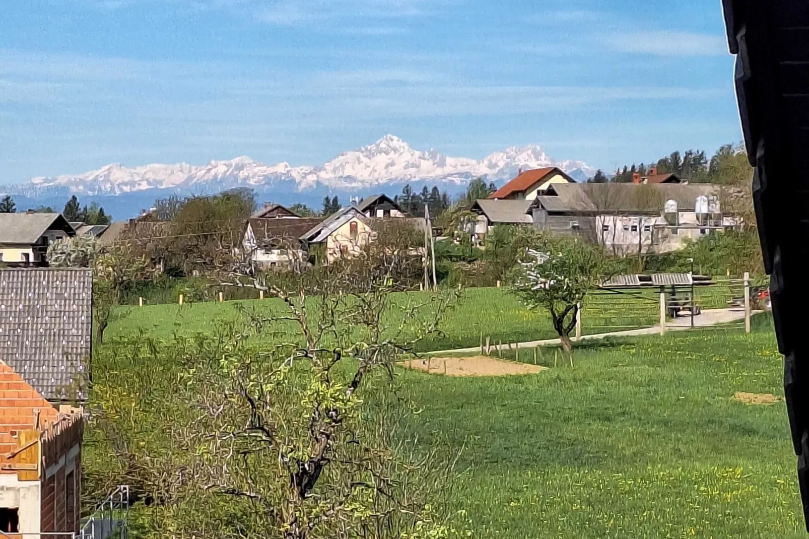 Vibrant and Charming Apartment with Balcony and Mountain View - Two Bedroom Apartment with Balcony and Mountain View-Uitzicht