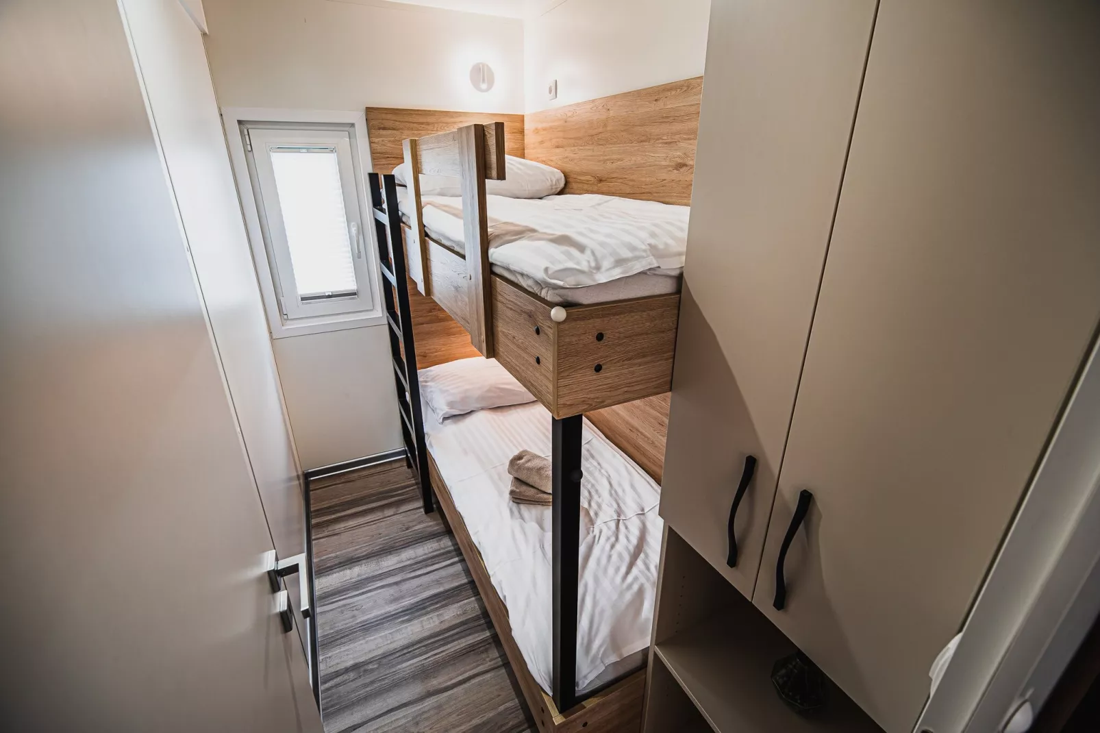 Lake Serenity Premium Mobile Homes with Thermal Riviera Tickets - Three Bedroom Mobile Home 15\/029 - Slaapkamer