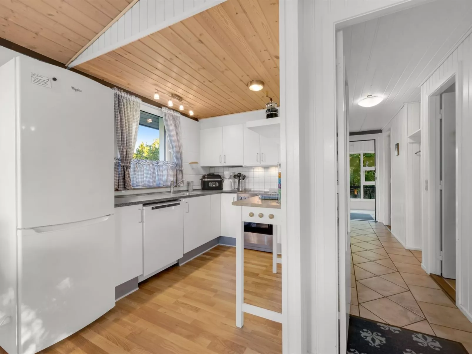 "Sjarlotte" - 400m to the fjord-Binnen