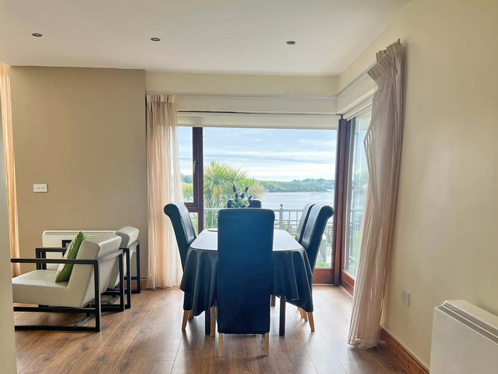 Castle Quay (TR4) HH No 14-Binnen