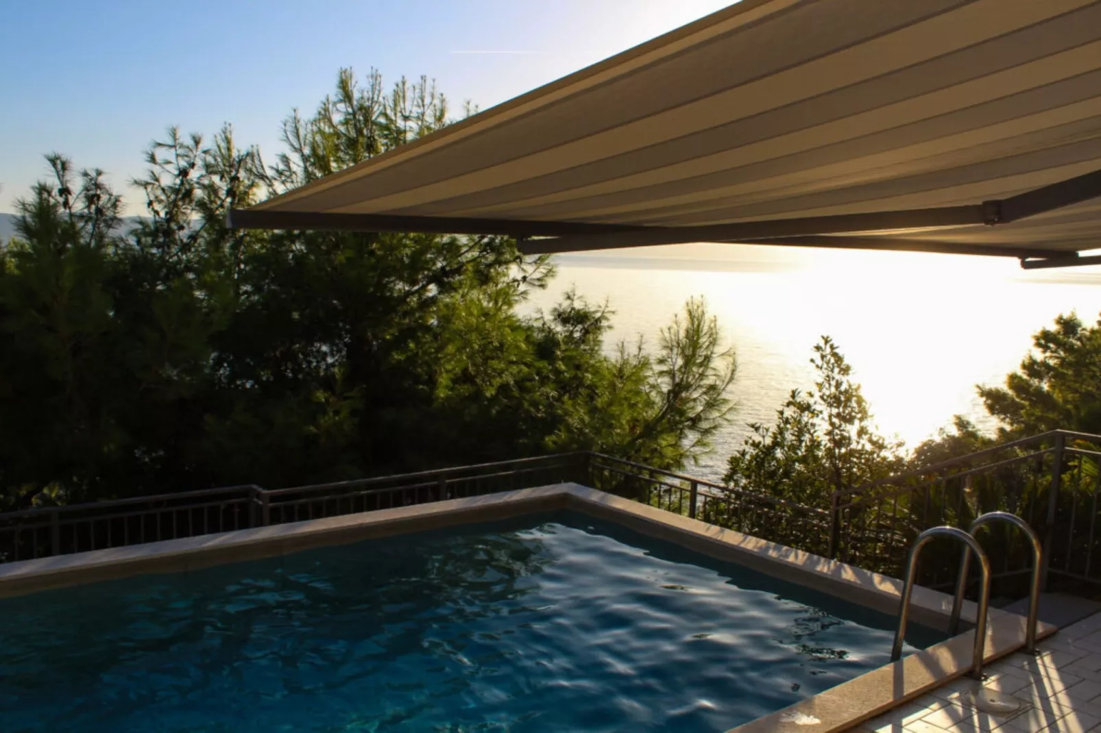 Seafront Apartment Sea Relax with Private Pool - Two Bedroom Apartment with Sea View  and Private Pool-Zwembad