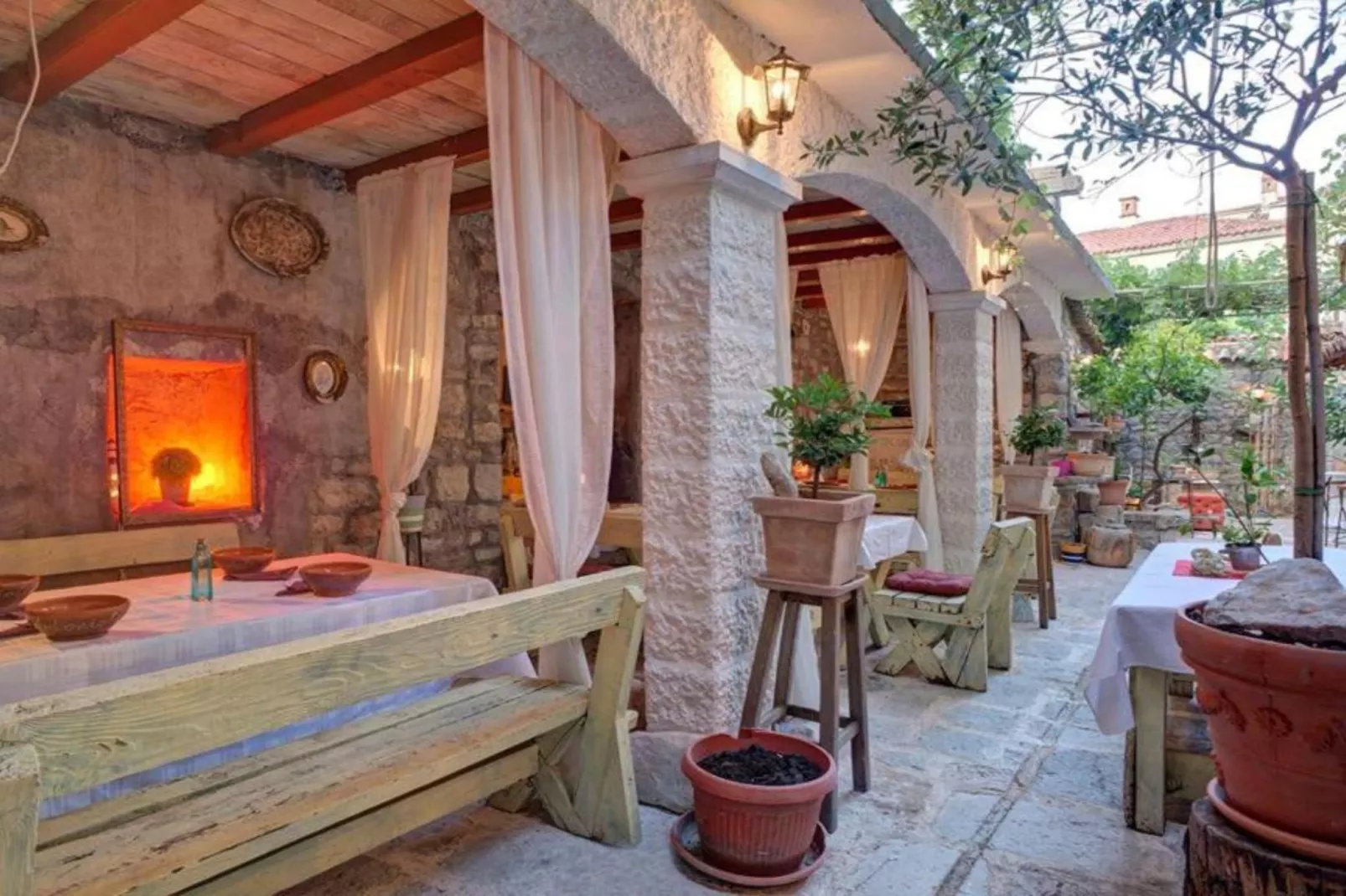 Quaint & Affordable Stay in Budva Traditional Stone House - Family Room 2-Terras