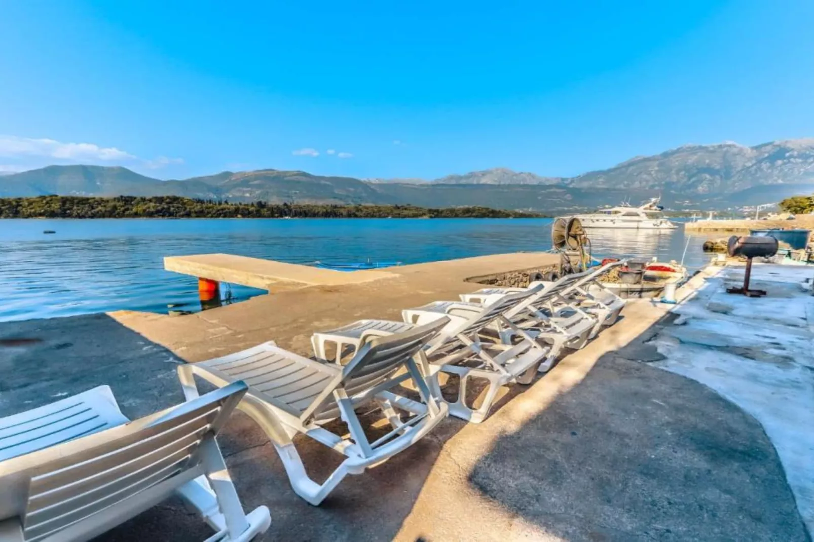 Beachfront Escape – Steps from the Crystal-Clear Sea - One Bedroom Apartment 1-Sfeer