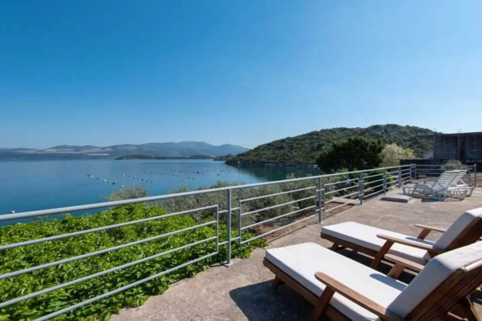 Spacious and Cozy Seafront Apartments - Two Bedroom Apartment  with Terrace and Sea View-Buitenlucht
