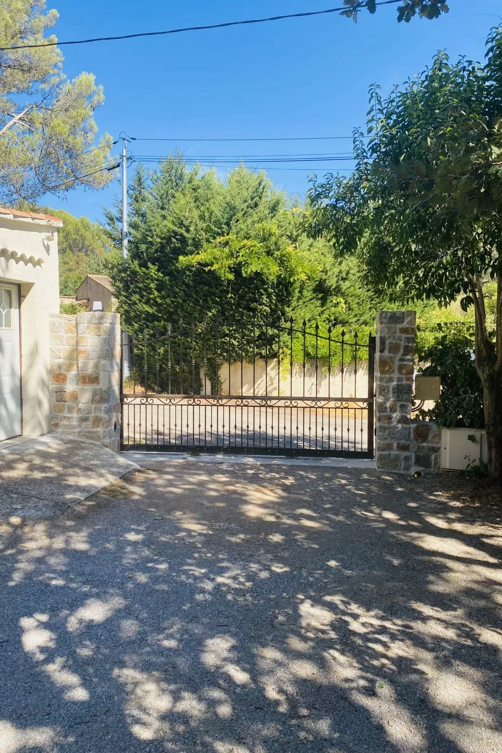 Les Pierres Fleuries-Buiten