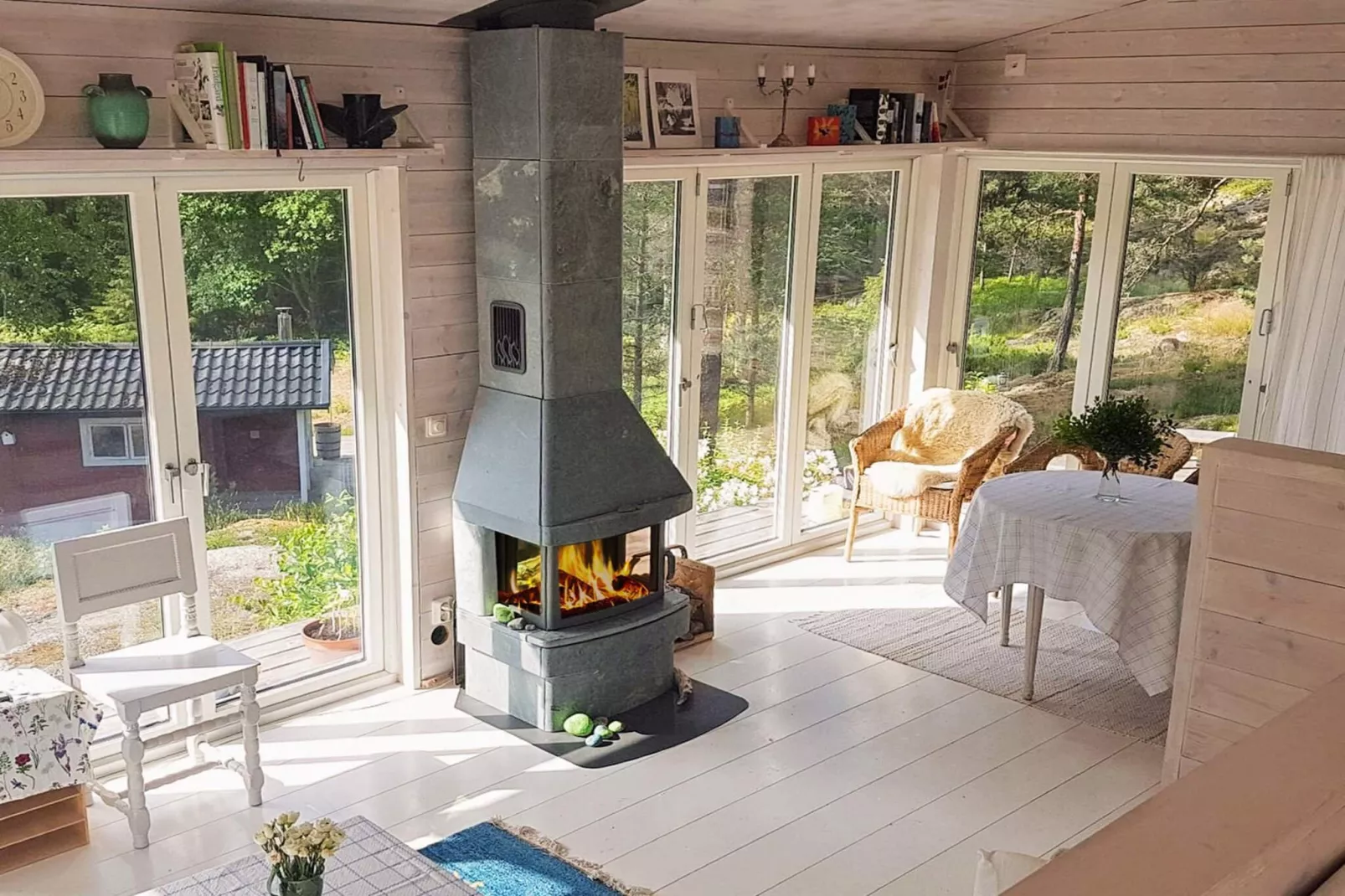 Rustig eilandhuis vlakbij de zee-Binnen