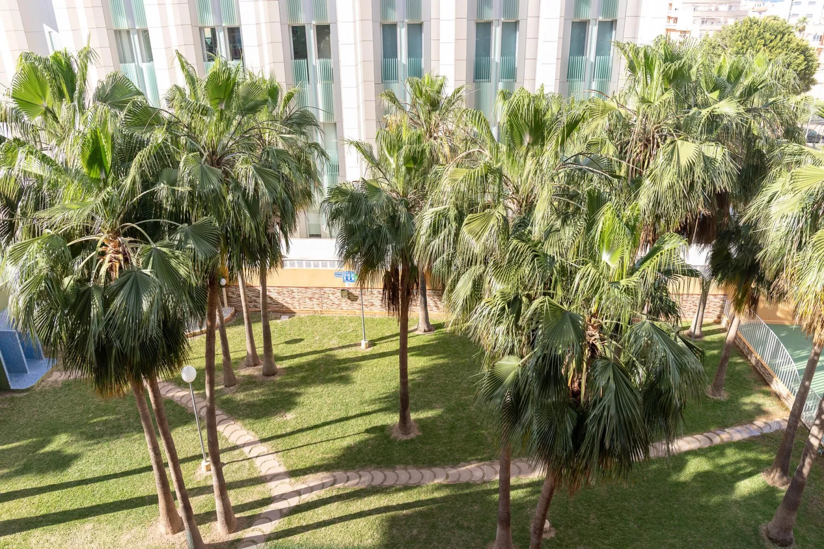 CT 386 AL - Faro's Roquetas Beach Apartment-Tuinen zomer