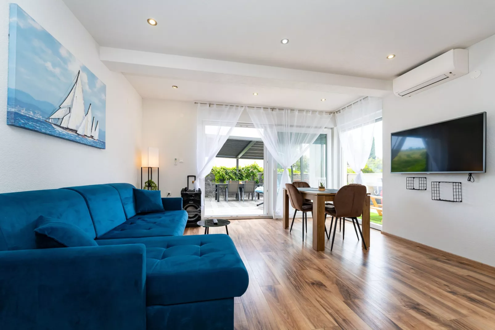 Apartment Nikita with private pool-Woonkamer