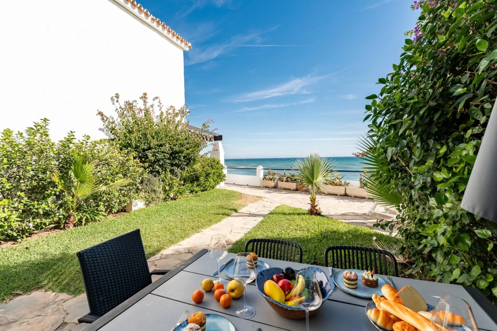 CT 400 - Faro's Beachfront House in Calahonda-Terrasbalkon