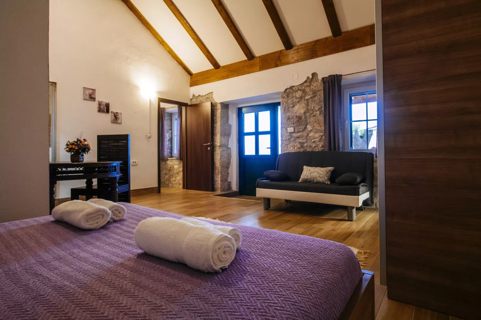 Authentic stone house Momo-Woonkamer