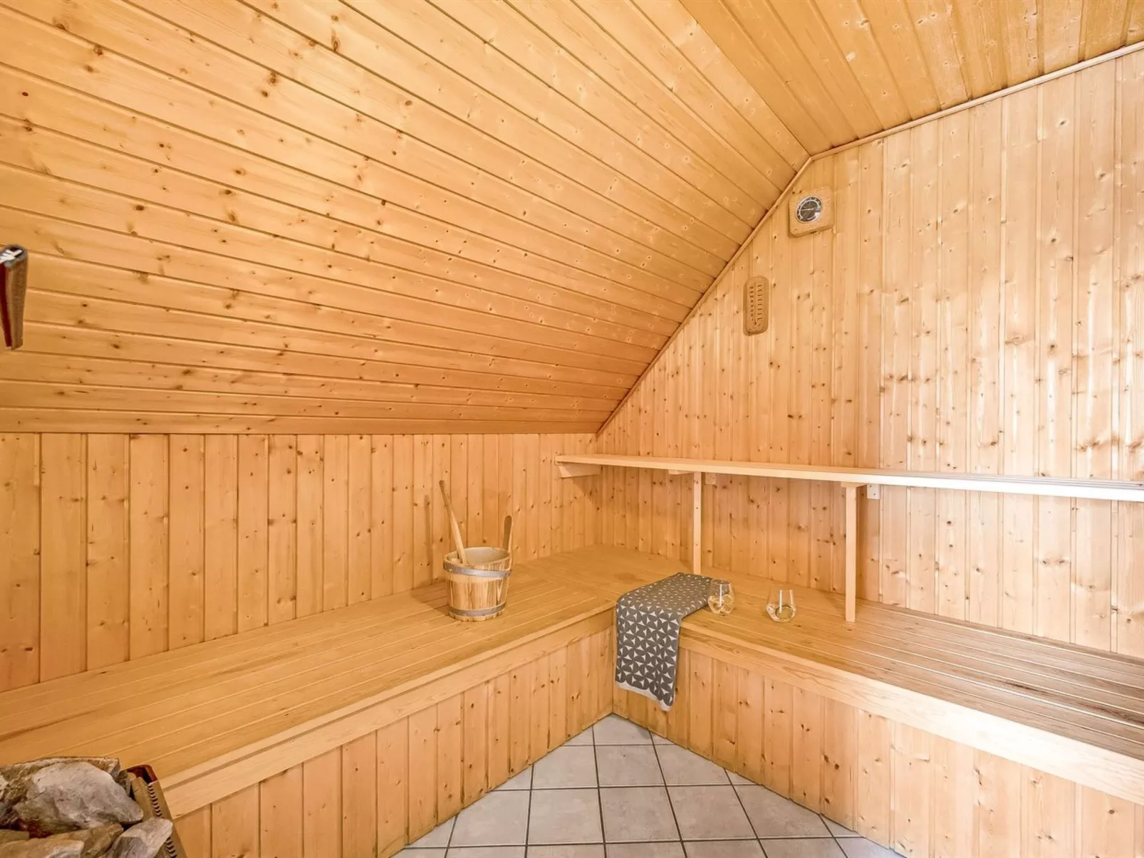 "Slava" - 250m from the sea-Binnen