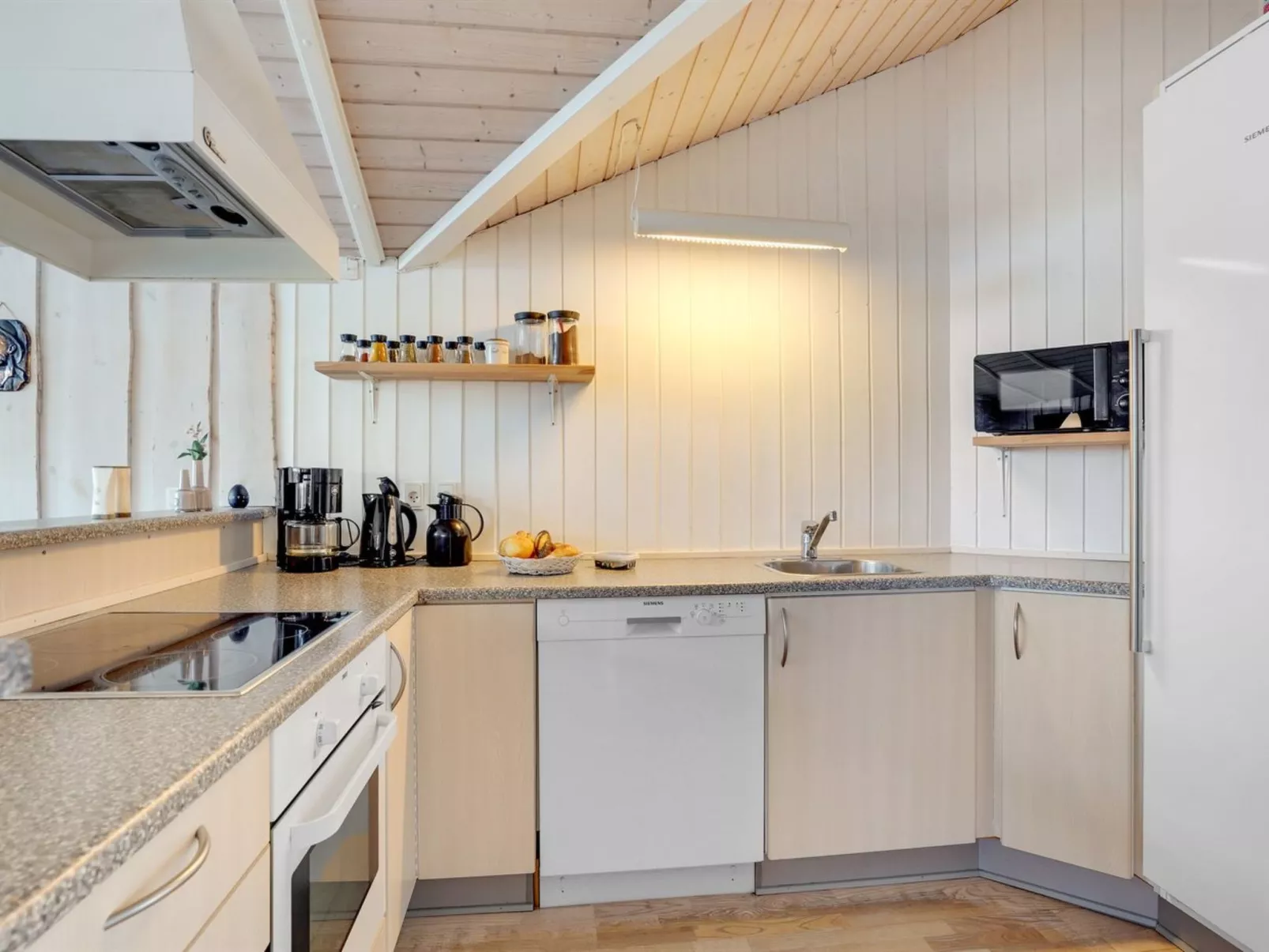 "Patrick" - 300m from the sea-Binnen