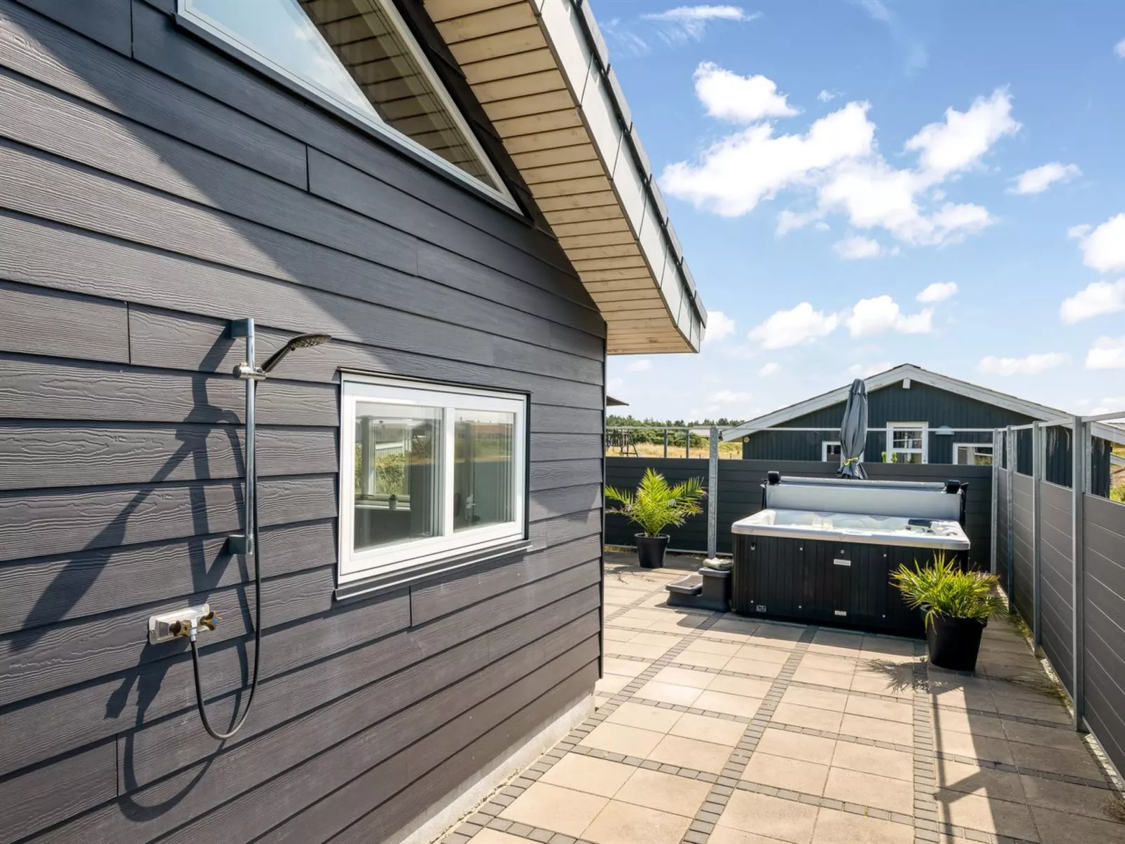 "Ennie" -  from the sea-Buiten