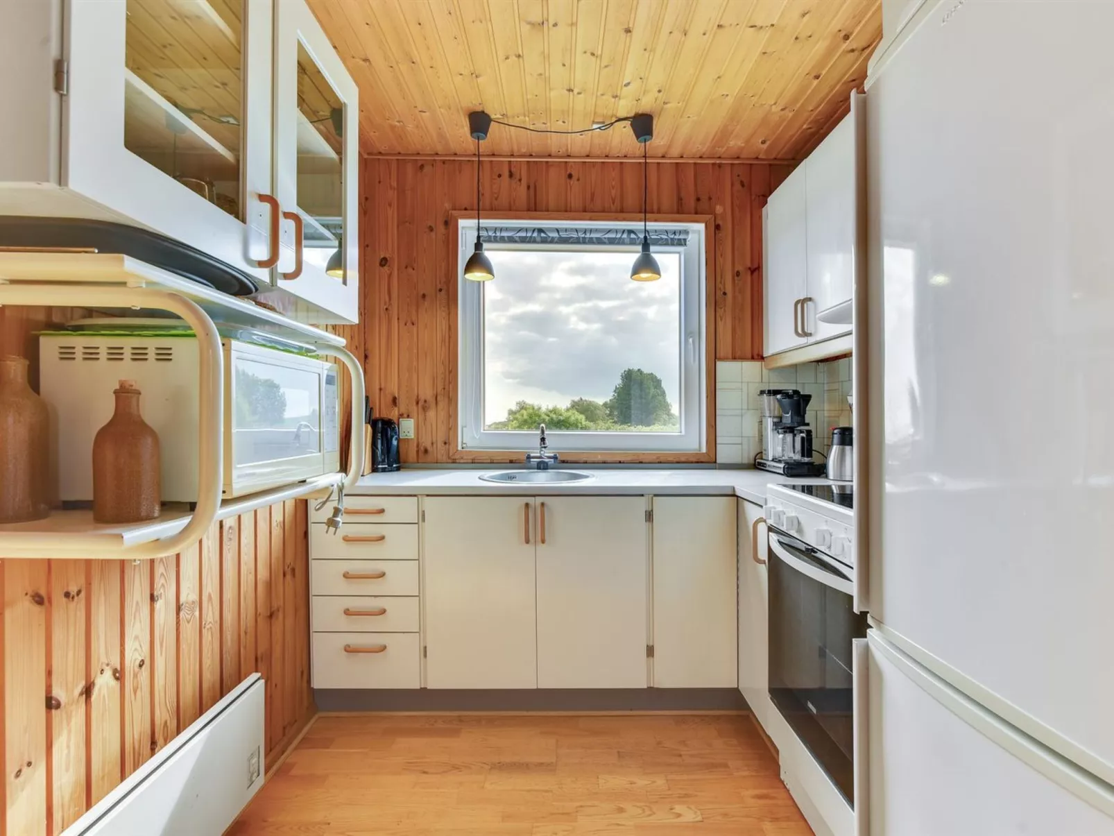 "Ellyn" - 500m from the sea-Binnen