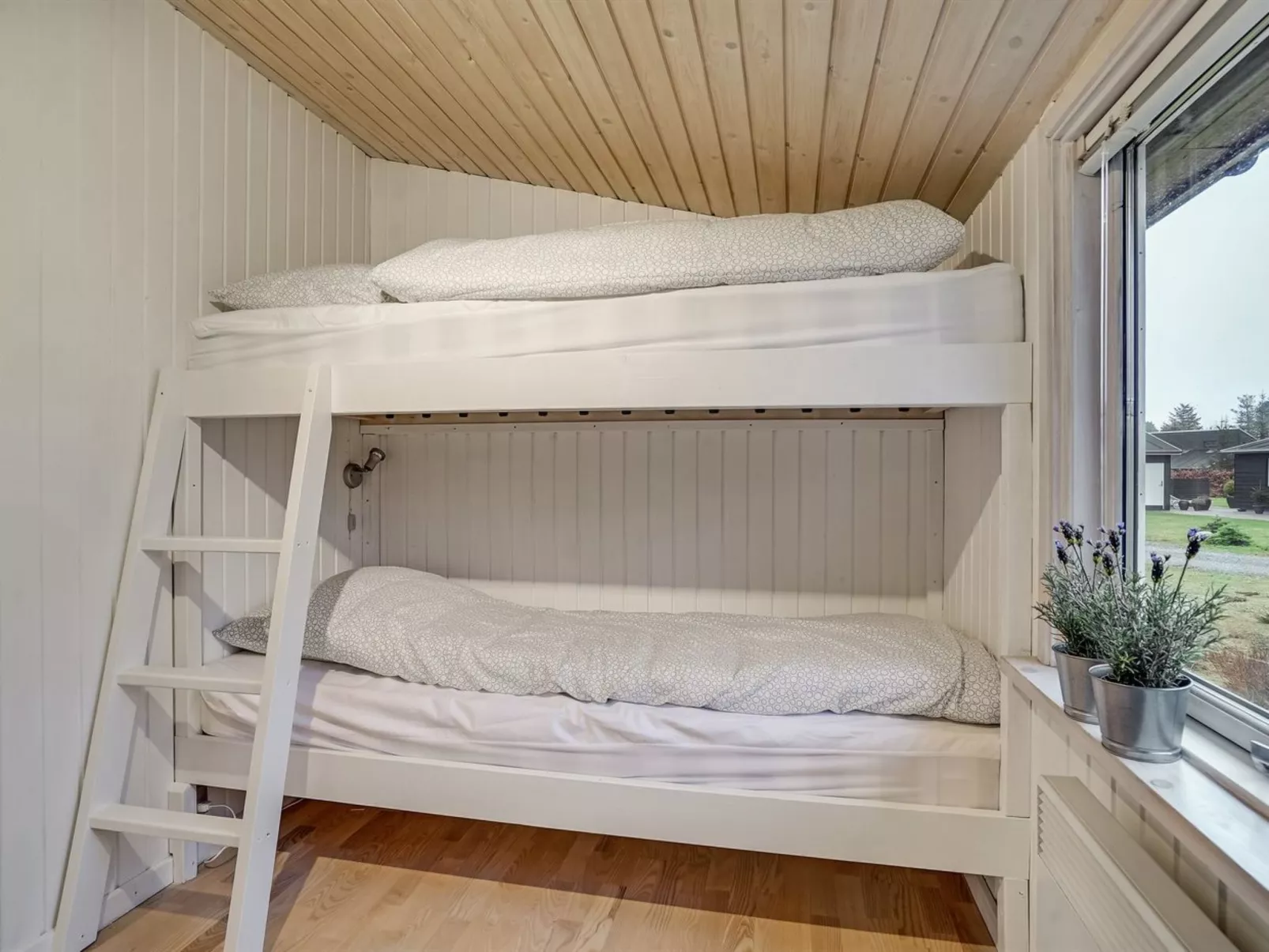 "Leonor" - 300m from the sea-Binnen