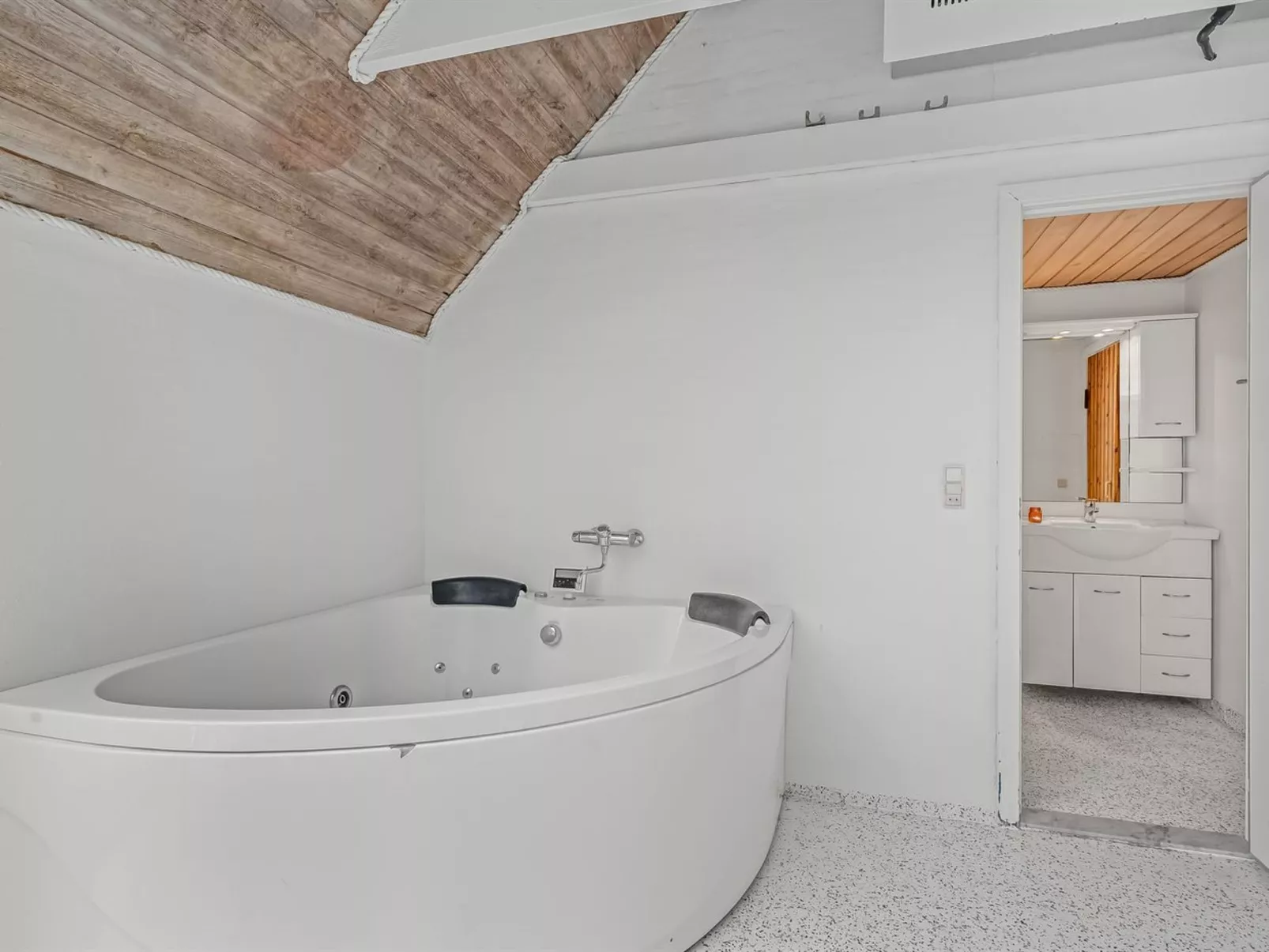 "Alexia" - 300m from the sea-Binnen