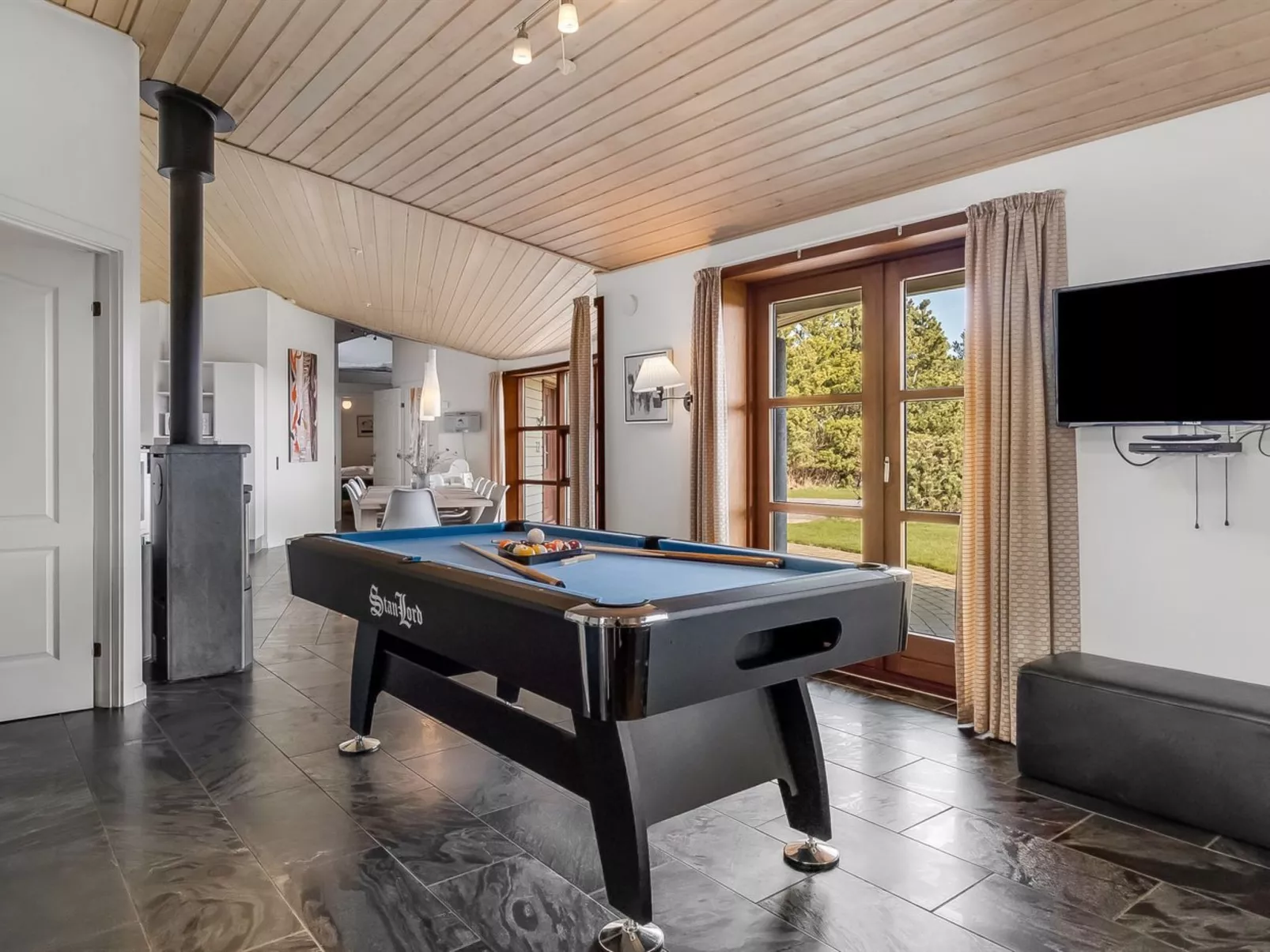 "Amundi" - 3.8km from the sea-Binnen